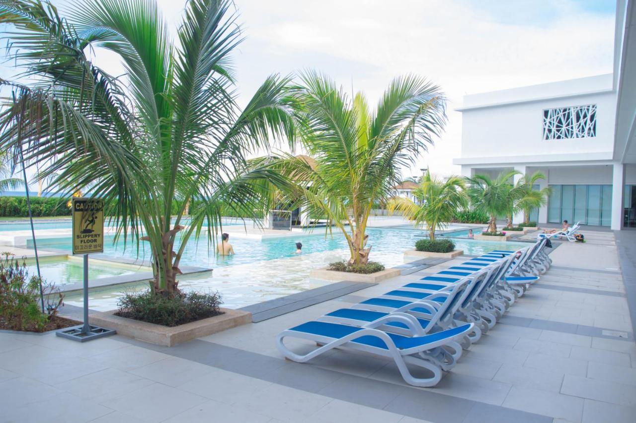 Vila Oceanfront At Arterra, Fast Wifi, Nflix, Kitchen - H Or L Lapu-Lapu City Exteriér fotografie